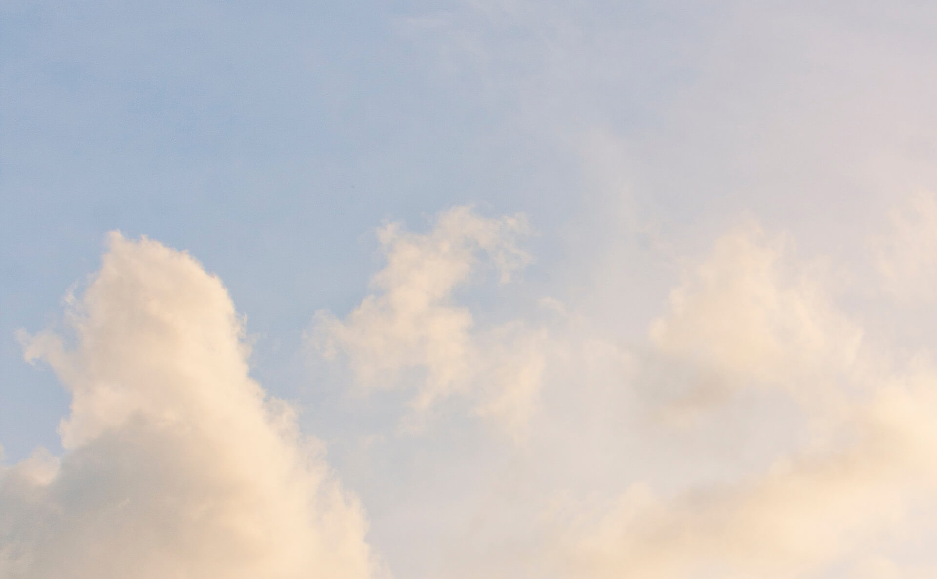 Wolken leuchten am Morgenhimmel.