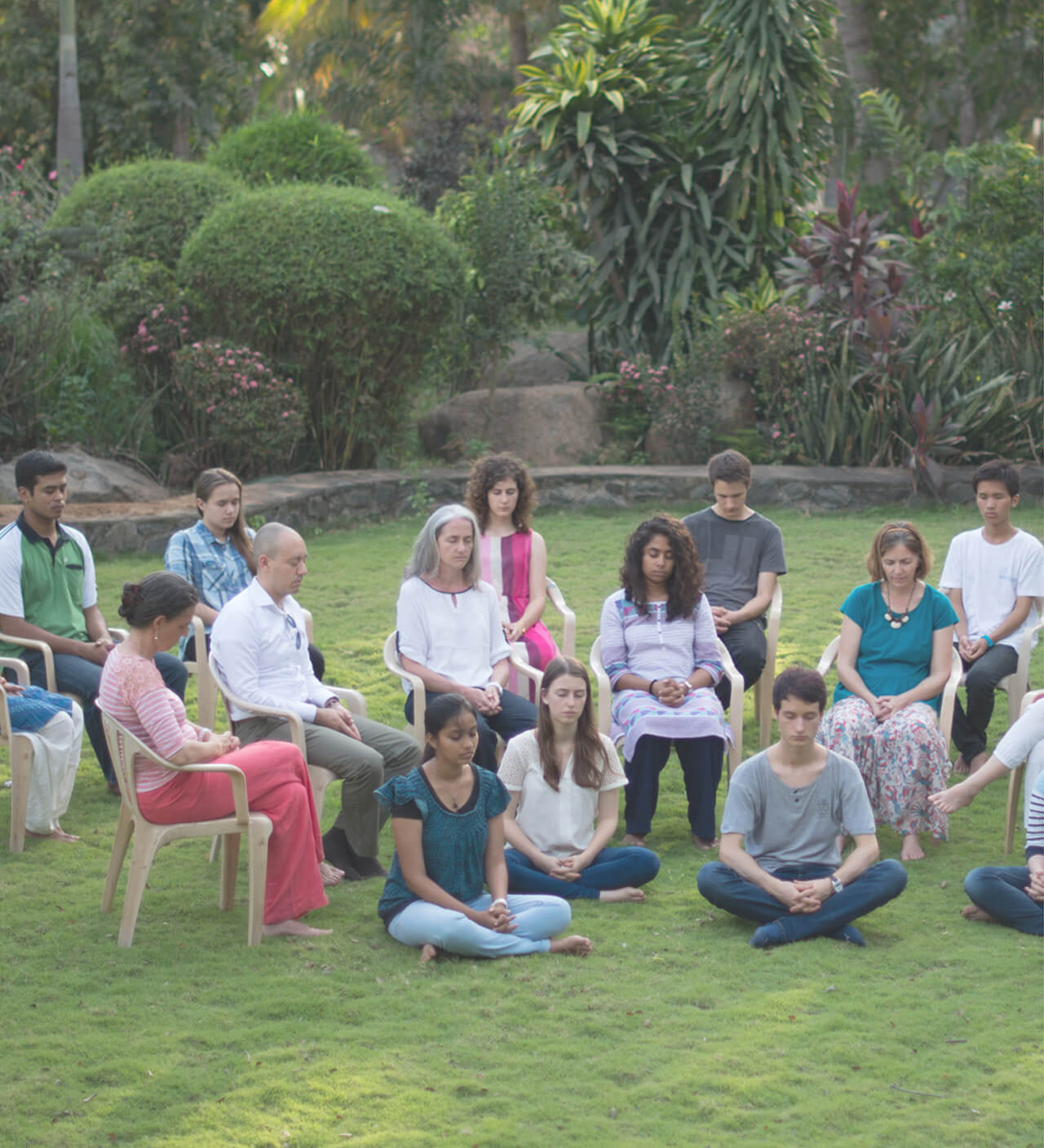 Meditierende aus der Heartfulness Community meditieren zusammen in einem Park.